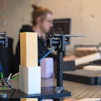 Non-destructive and process-compatible monitoring of polymer foams, shown here in the laboratory. (Bild: Luca Hoffmannbeck, SKZ)