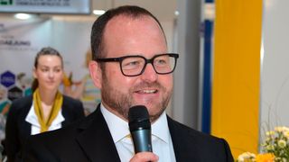 Dr. Gunther Wobser, geschäfsführender Gesellschafter bei Lauda, präsentiert die Neuheiten im Bereich der Temperierung. (LABORPRAXIS)