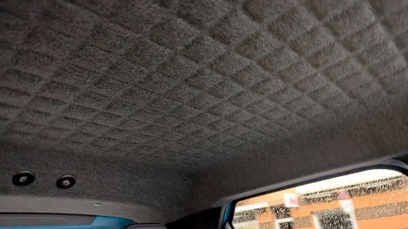 Die Deckenauskleidung hat ein Karo-Relief. (Bild: Simon – VCG)