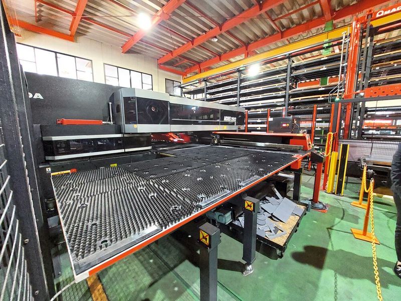 Impressionen von Kanto Seiko: Der mittelständische Auftragsfertiger setzt vollumfänglich auf einen Maschinenpark von Amada. Außerdem fertigt Kanto Seiko Maschineneinhausungen für Amada.  (Bild: VCG/Finus)