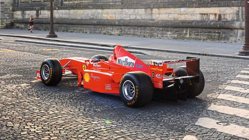 Das von Rory Byrne entwickelte Design wies mehrere Änderungen an der Aerodynamik des vorherigen F310B auf, darunter stärker ausgeformte Lufteinlässe, die einige Zentimeter näher an der Front des Autos begannen. (Bild: Kevin Van Campenhout ©2022 Courtesy of RM Sotheby’s)