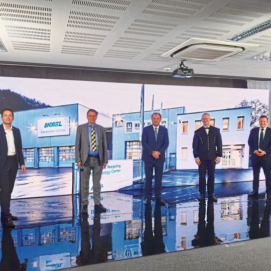 Die Eröffnung des Centers fand als virtuelles Live-Stream-Event statt (v.l.): B. Puttinger (Green  Tech  Cluster), W. Eichlseder (Rektor Montanuniversität Leoben), W. Lashofer (Global Division Manager, Paper, Fiber and Recycling Division Andritz), R. Pomberger (Montanuniversität Leoben), M. Waupotisch (Vice President Reject and Recycling Andritz).(Bild:  Green Tech Cluster)