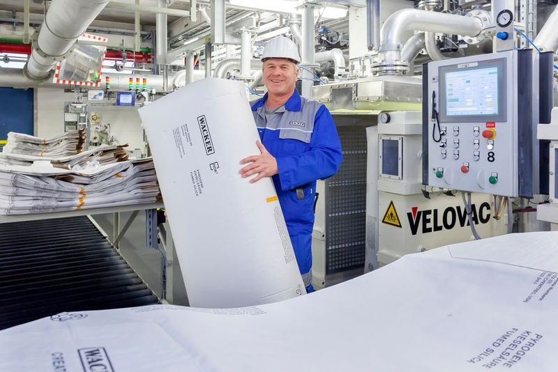 Wacker produces pyrogenic silica at Burghausen and Nünchritz in Germany and Zhangjiagang in China. The Munich-based chemical company is the world’s third-largest manufacturer in this sector. (© Georg Willmerdinger / Wacker Chemie AG)