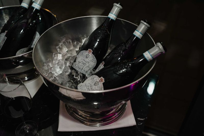 Gekühlt und griffbereit: der „I Frati Lugana Cà de Frati 2024“. (Bild: Manuel Emme Fotografie)