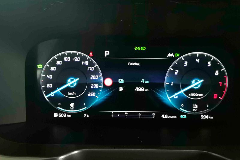Am Ende der Testfahrt zeigte der Bordcomputer 4 Kilmeter elektrische Reichweite an, der Benzinverbrauch lag bei 4,6 Liter. (Bild: SP-X/Mario Hommen)