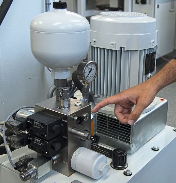 Gut zu erkennen: Der Druckspeicher, der überschüssige Energie aufnehmen kann. Direkt unterhalb des Motors befindet sich ein integrierter Kühler. (Bild: Matthias Böhm)