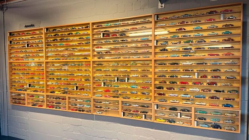 Der Maßstab 1:43 ist die weltweit beliebteste Sammlergröße für Modellautos. Ein echtes Auto mit einer Länge von 4,50 Metern ist in diesem Maßstab exakt 10,5 Zentimeter lang. Diese handliche Größe bietet den perfekten Kompromiss aus hoher Detailtreue und geringem Platzbedarf in der Vitrine. (Bild: PS.Speicher)