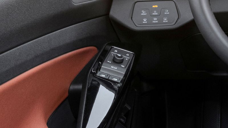 8. Die Fensterheber: Auch wenn es nur eine Kleinigkeit ist, hatte es irgendwie einen faden Beigeschmack. In der Fahrertür gibt es nur noch zwei der sonst üblichen vier Schalter für die Bedienung der Fensterheber. Die anderen beiden sind offensichtlich der Kostenoptimierung zum Opfer gefallen. Jedenfalls muss der Fahrer jetzt auswählen, ob der die Fenster vorne oder hinten öffnen möchte.  (Bild: Volkswagen AG)