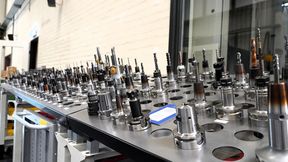 Mit Hummingbird-MES legt Labo den Grundstein für die weitere Digitalisierung der Produktion, in der das Tooling nicht länger ein Engpass ist, sondern ein kontrollierbarer Faktor in einem optimierten Prozess. (Bild: Open Mind)