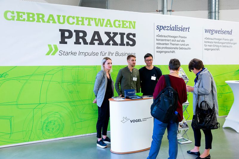 Am Stand von »Gebrauchtwagen Praxis« konnten sich die Kongressteilnehmer über die Crowd Innovation Plattform informieren und gleich dafür registrieren. (Bild: Stefan Bausewein)