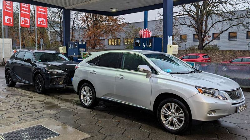 1. Das Modell: Diese extrem seltene Begegnung an einer Tankstelle in Würzburg zeigt, wie lange das Modell RX bereits Teil des Lexus-Programms ist. Vorn im Bild die dritte Generation, die von 2009 bis 2015 gebaut wurde. Die fünfte Generation (hinten) kam 2022 auf den Markt. Der erste RX erschien bereits 1997. (Bild: Rosenow – VCG)