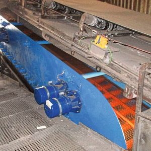 Die Siebung spielt in mechanischen Aufbereitungsprozessen in der Natursteinindustrie, in der Erz- und Kohleaufbereitung sowie in der Recyclingindustrie eine wesentliche Rolle. Hier kommt das neue Multi-Schwingsieb in der Schlackenaufbereitung zum Einsatz.(Bild:  Thyssenkrupp Industrial Solutions AG)