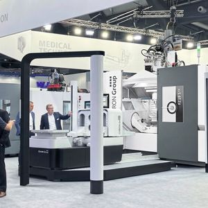 Ene FZ 19 S five axis mit neuem, inhouse entwickeltem Palettenwechsler: Die frei zugängliche und nachrüstbare Lösung unterstützt die Bearbeitung großer und komplexer Werkstücke und ermöglicht lange autonome Maschinenlaufzeiten bei hoher Flexibilität und Produktivität auf kompakter Fläche.(Bild:  Chiron)