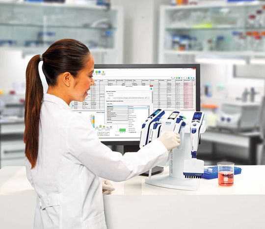 Abb. 1: Beim reproduzierbaren Pipettieren ist Ergonomie gefragt – sowohl bei den Pipetten als auch der Arbeitsumgebung.(Bild:  Mettler Toledo)