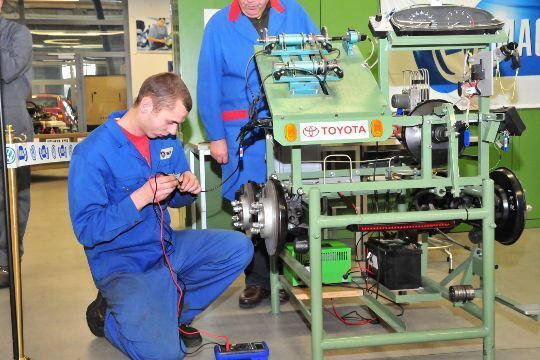 Der Österreicher Thomas Maurer ist hier auf der Fehlersuche an einem ABS-System. (Archiv: Vogel Business Media)