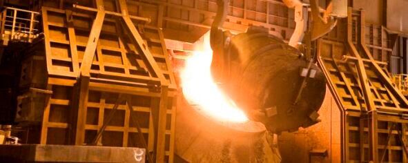 The converter at Dillinger is filled with pig iron.(Image: Dillinger)