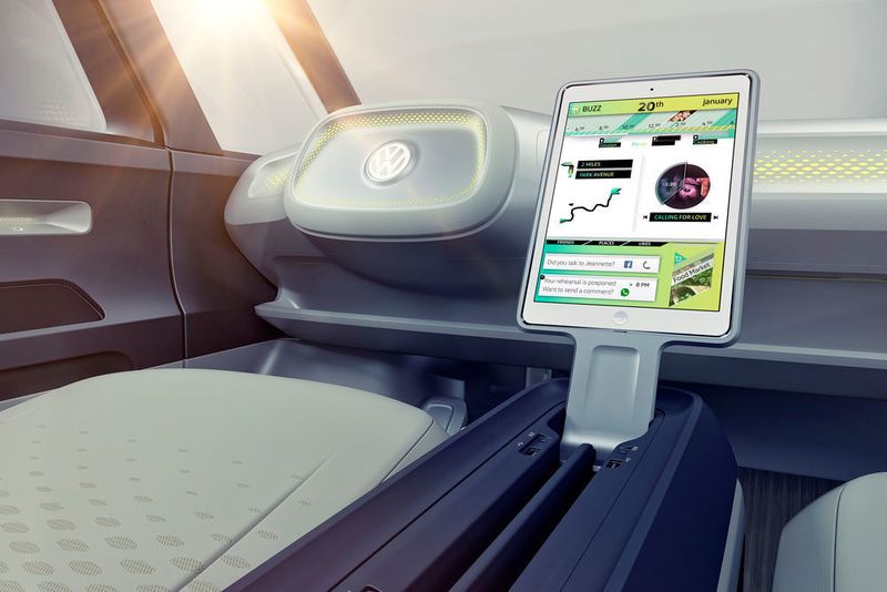 Zukunftsvisionen sind der vollautomatisierte Fahrmodus sowie eine neue Generation von Anzeige- und Bedienelementen. Die wichtigsten Informationen projiziert der Van mittels AR-(Augmented Reality)-Head-up-Display in das Sichtfeld des Fahrers – in 3D, virtuell auf die Straße. (Volkswagen)