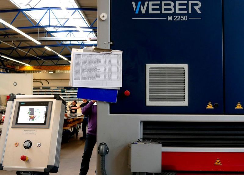 Gesteuert werden die beiden Schleifeinheiten sowie der Transport über eine Steuerung mit Touchpad.  (Kuhn)