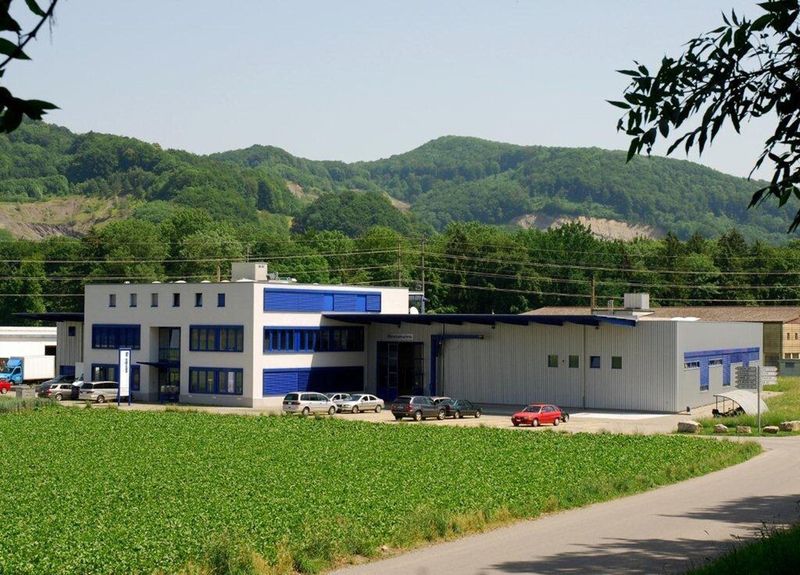 Präzision auf der grünen Wiese. Werder Feinwerktechnik im „Triple-A-Kanton“ Aargau. (Bild: Röhm)