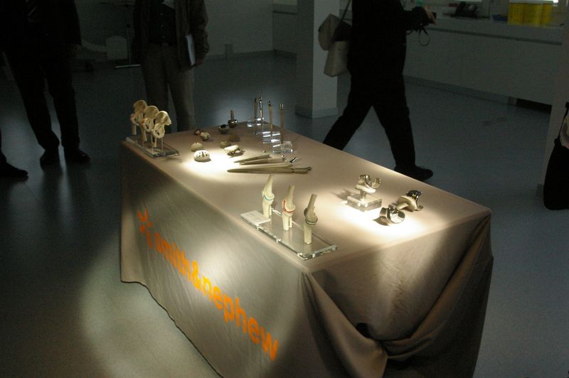 Diverses prothèses et implants orthopédiques de la société Smith & Nephew. (Image: MSM - JR Gonthier)