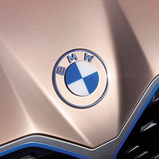 Das neue BMW-Logo kommt ohne den schwarzen Ring um den Propeller daher.(Bild:  BMW)