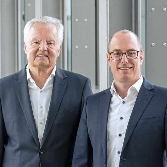 Seit 40 Jahren ist iC-Haus auf dem Markt aktiv. Gründer Dr. Heiner Flocke und Dr. Alexander Flocke als weiterer Geschäftsführer. (Bild:  iC Haus)