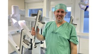 Prof. Dr. med. Christian Wülfing ist Chefarzt der Abteilung für Urologie in der Asklepios Klinik Altona in Hamburg, hier mit dem OP-Roboter Da Vinci. (Bild: Asklepios)