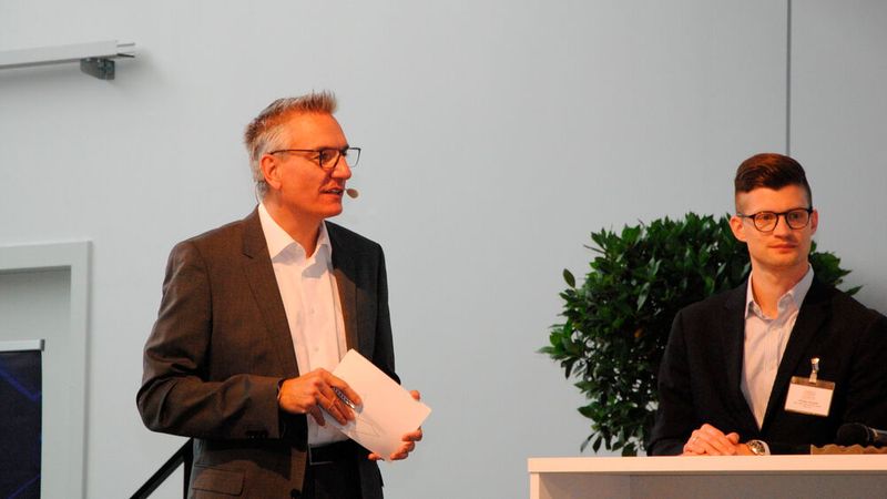 »kfz-betrieb«-Chefredakteur Wolfgang Michel mischte sich ebenfalls in die Diskussion ein. (Bild: Simon – »kfz-betrieb«)