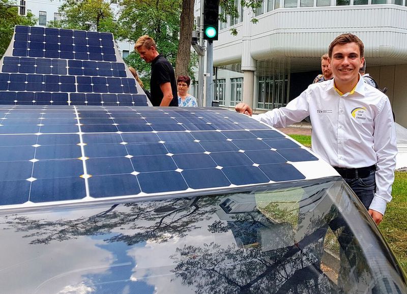 Entwickler Kyron Pijpers vor den fünf Quadratmetern Solardach des Stella Vie. (SP-X/Peter Weißenberg)