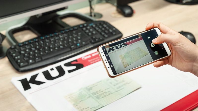 Schnell und fehlerfrei: Die Software „Fahrzeugschein Digital“ der KÜS Data GmbH verspricht Werkstätten optimierte Prozesse beim Bestellen von Ersatzteilen und bei Hauptuntersuchungen.(Bild:  KÜS)
