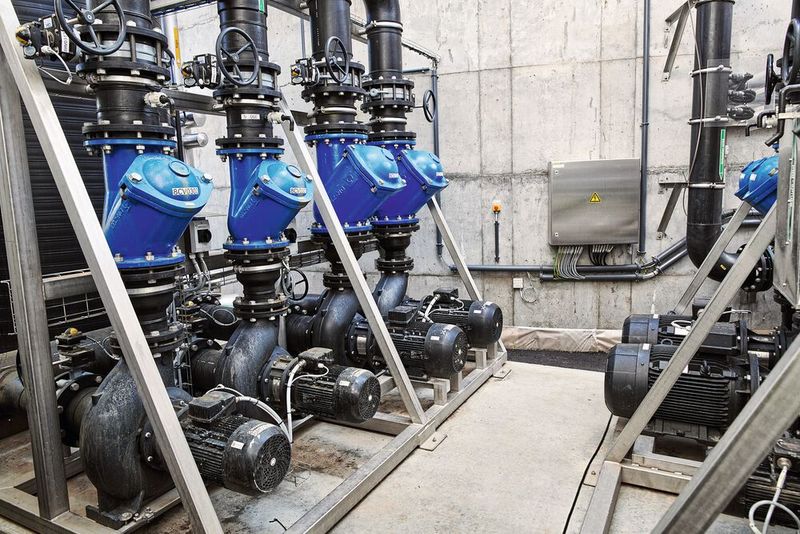 Vier NB-Pumpen von Grundfos zirkulieren das Wasser zwischen den anaeroben, aeroben und Konditionierungsbecken sowie zur Biogas-Spülanlage in der Total-Water-Management-Anlage von Carlsberg. (Bild: Grundfos)