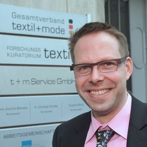 Nimmt mit intelligenter Faserforschung auch Zukunftsthemen wie „Nachhaltigkeit“ in den Fokus: FKT-Geschäftsführer Dr. Klaus Jansen.
