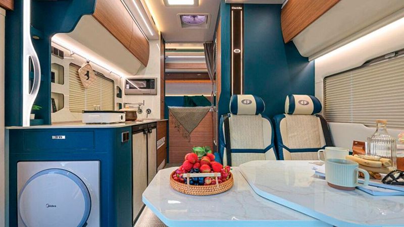 Die Innenausstattung im Youfo fällt etwas bürgerlicher aus als beim Liner. (Bild: Deddle RV)