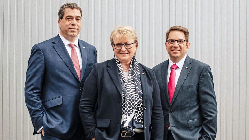 Oliver Henkelmann-Mattheus (rechts) wird neben Roman Pausch (links) und Karin Wolf ab 1. Juli 2024 die Geschäftsführung von Rapa Automotive ergänzen.(Bild:  RAPA Automotive)