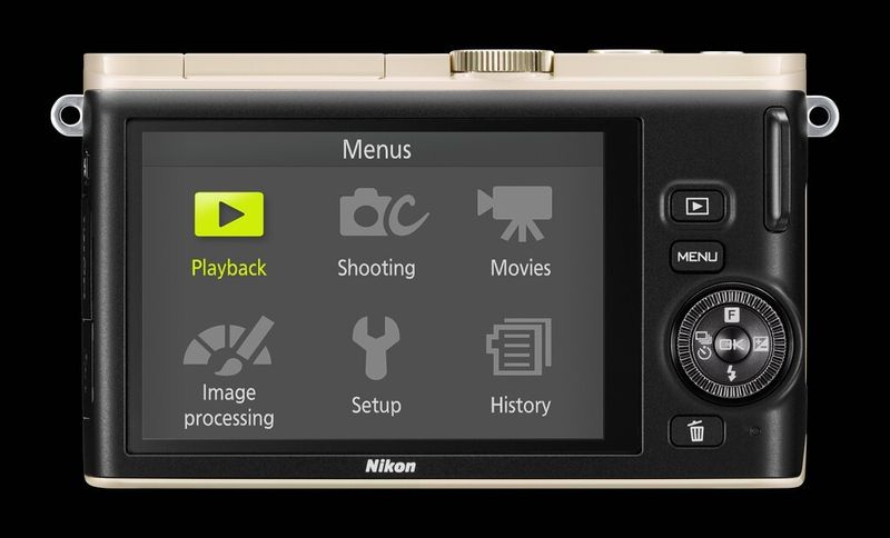 Der 7,5 Zentimeter große Bildschirm zeigt einfache Menüs mit großen Symbolen an. (Bild: Nikon)