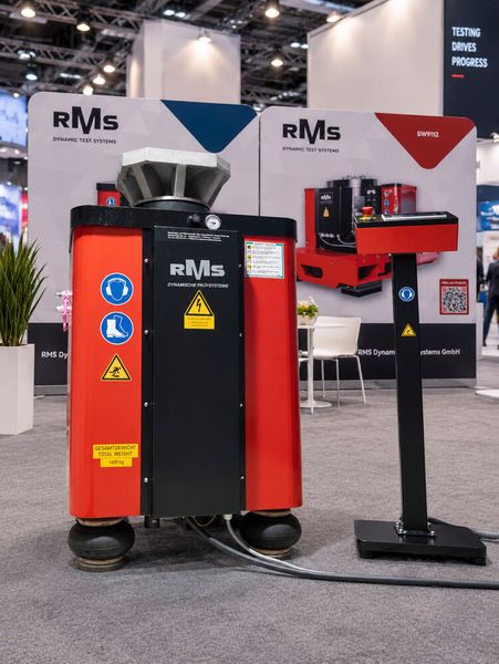Die neue Schockmaschine RMS SM 1000 in Gänze. Sie kann Bauteile mit maximal 100 Kilogramm Gewicht bis zu einer Beschleunigung von 300 g auf ihre Widerstandsfähigkeit hin testen. (Bild: RWS)