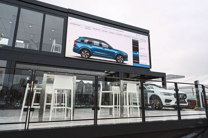 Selbst eine Außenterrasse gibt es im mobilen Markenhaus. (Volvo)
