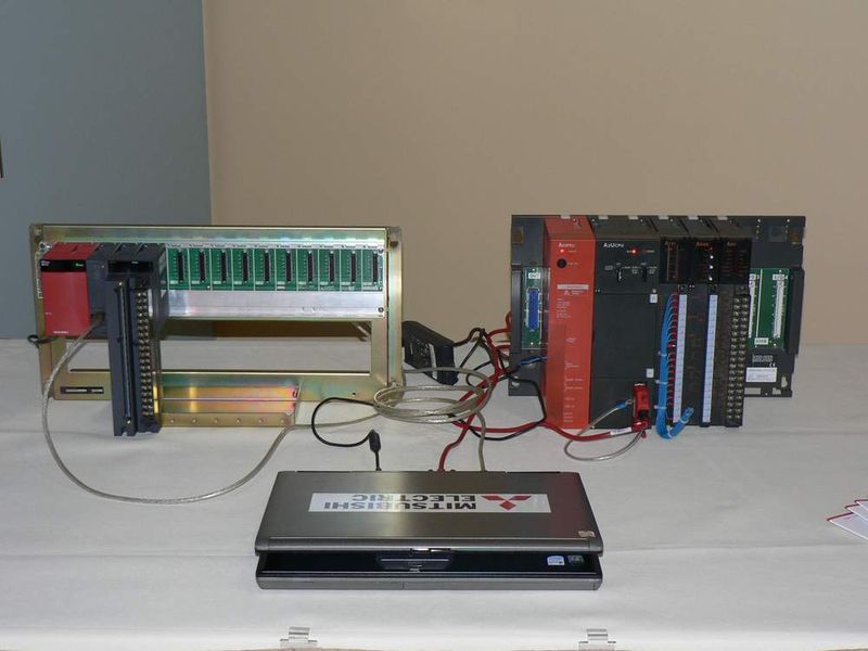 Upgrades leicht gemacht: Die Steuerdaten der alten A2A (rechts, sie stammt von 1980) lassen sich über ein Notebook ohne Probleme auf eine aktuelle Mitsubishi-SPS aus der Sytem-Q-Serie übertragen.  Bilder: Drescher (Archiv: Vogel Business Media)