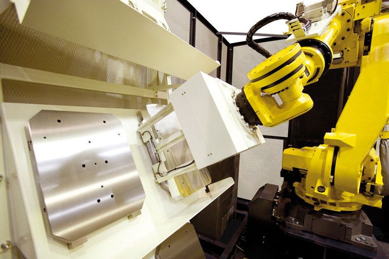 Die Automation des Fertigungssystems Micro Makino Machining Complex besteht aus einem Roboter, einem Spezialgreifer, einer Spannstation und einem Zusatzpaletten-System. Bild: Makino (Archiv: Vogel Business Media)