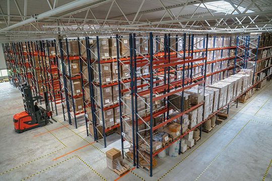 Lagerplanung mit sicherer Fußbodenmarkierung: Mithilfe von Onlinekonfiguratoren lassen sich maßgeschneiderte Paletten-, Lager- und Kragarmregale schnell und unkompliziert zusammenstellen und nahtlos in bestehende Prozesse integrieren.(Bild:  Topregal)