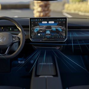 Der Innenraum präsentiert sich gegenüber den anderen ID-Modellen deutlich aufgewertet.(Bild:  Volkswagen AG)
