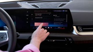 In Fahrzeugen, die mit dem BMW Operating System 8, 8.5 und 9 ausgestattet sind, können Tankrechnungen direkt aus dem Auto bezahlt werden. (Bild: BMW Group)