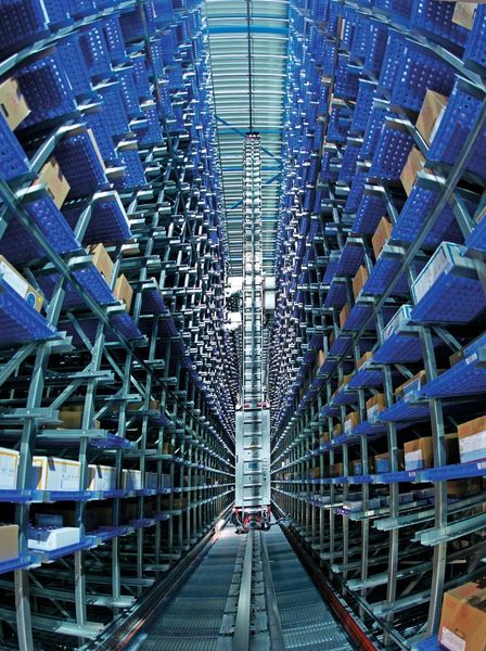 Im Tray-Lager arbeiten sechs hochdynamische Regalbediengeräte, die von der Witron-Tochter FAS entwickelt und hergestellt wurden. (Bild: Witron)