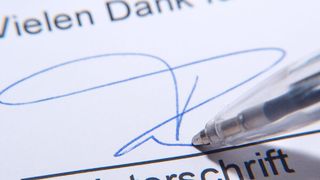 Vertrag unterschrieben: Die LKE Gruppe übernimmt Schneider Leichtbau.  (Bild: pauline  / pixelio.de)