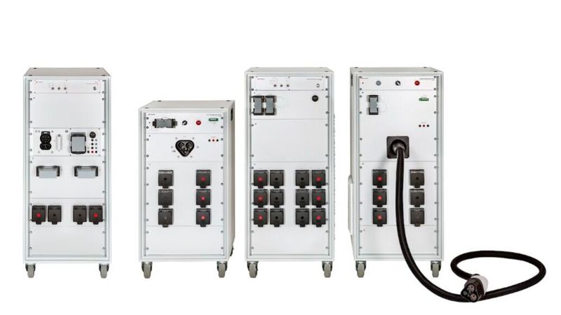 Das Scienlab Charging Discovery System SL1047A – High-Power Series (links). Das Megawatt Charging Discovery System SL2600A (rechts) und seine Hardware-Erweiterungssysteme für Elektrofahrzeuge und Ladestationen (ganz rechts).(Bild:  Keysight Technologies)