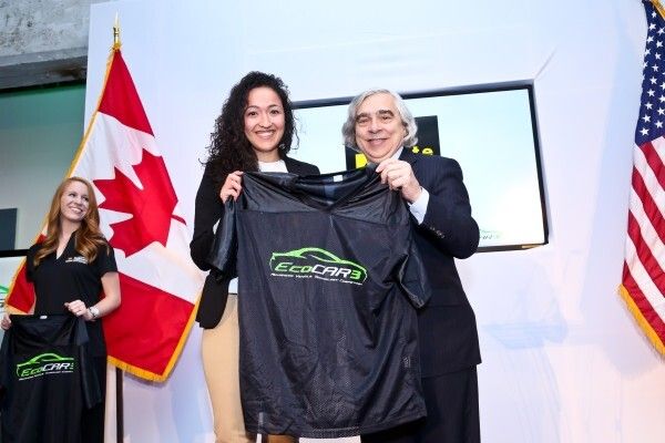 Dr. Ernest Moniz, Secrectary of Energy, US Department of Energy mit Teilnehmern der EcoCAR 3 Competition (Bild:  U.S. Department of Energy)