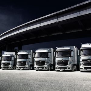 Automobilhersteller wie Daimler verwenden fotorealistische Renderings um Kataloge und Broschüren zu illustrieren; im Bild dargestellt ist der Mercedes-Benz Actros, Exterieur.