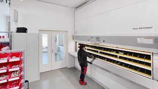 Ein platzsparender Rotomat-Lagerlift von Hänel unterstützt bei Swiss-Sonic Ultraschall jetzt die Produktion von Kunststoff-Schweißanlagen für die Herstellung von FFP2-Masken. Hier mehr zu den Vorteilen, damit zu arbeiten. (Hänel)