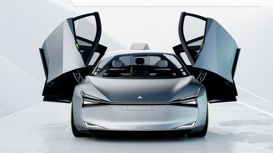 Die Studie Holograktor ist 4,40 Meter lang und fährt elektrisch.(Bild:  Wayray)