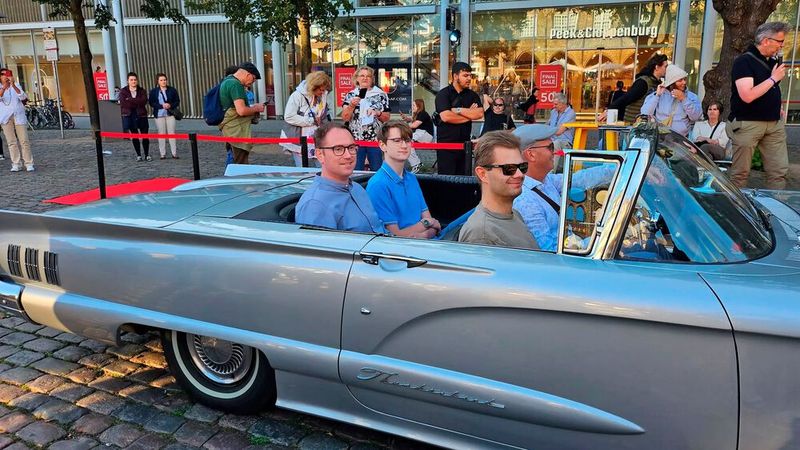Lübecks Bürgermeister Jan Lindenau (auf dem Rücksitz links) genießt mit seinem Sohn die Fahrt im Ford Thunderbird. (Bild: OCC)